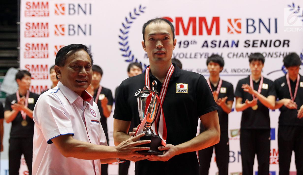 Ketua PBVSI, Imam Sudjarwo menyerahkan piala kepada kapten timnas voli Jepang, Hideomi Fukatsu usai mengalahkan Kazakhstan pada Final Kejuaraan Voli Asia 2017 di GOR Tri Dharma, Gresik, Selasa (1/8). Jepang unggul 3-1. (Liputan6.com/Helmi Fithriansyah)