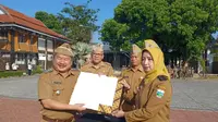 Bupati Garut Rudy Gunawan, akhirnya melantik empat Kepala Dinas hasil seleksi terbuka yang digelar Pemerintah Daerah (Pemda) Garut, Jawa Barat, beberapa waktu lalu, hari ini. (Liputan6.com/Jayadi Supriadin)