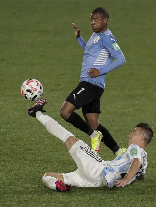 Gelandang Uruguay Nicolas de la Cruz (belakang) berebut bola dnegan gelandang Argentina Giovani Lo Celso pada laga Kualifikasi Piala Dunia 2022 Zona Amerika Selatan di Monumental stadium, Senin (11/10/2021) pagi WIB. Argentina melibas Uruguay dengan skor 3-0. (ALEJANDRO PAGNI / AFP)