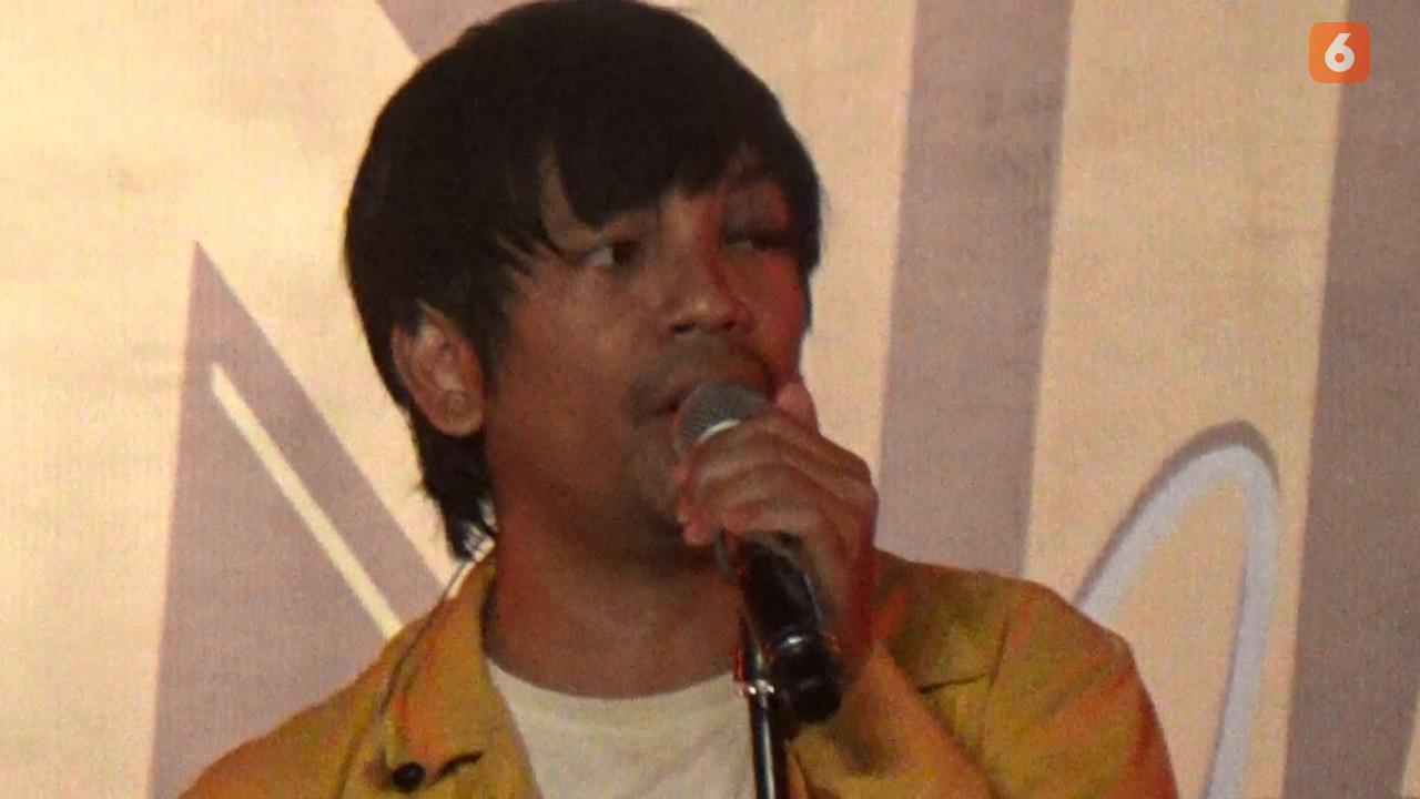 Nampak mata sebelah kiri Rian D'Masiv memar Saat Manggung di Banyuwangi  akibat kecelakaan tunggal di Jalan Raya  Asembagus Situbondo (Hermawan Arifianto/Liputan6.com)