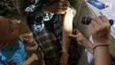 Warga sedang diperiksa kulit bagian tangan di komplek Rusunawa Muara Baru, Jakarta, Selasa (14/5/2019). Setiap warga berkesempatan untuk berkonsultasi dan mendapatkan pelayanan dari para dokter spesialis kulit yang tergabung dalam PERDOSKI terkait dengan gangguan kulit. (Liputan6.com/Fery Pradolo)