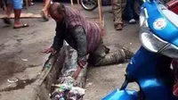Foto Pria Tua Difabel yang Bersihkan Sampah Selokan Bikin Geram