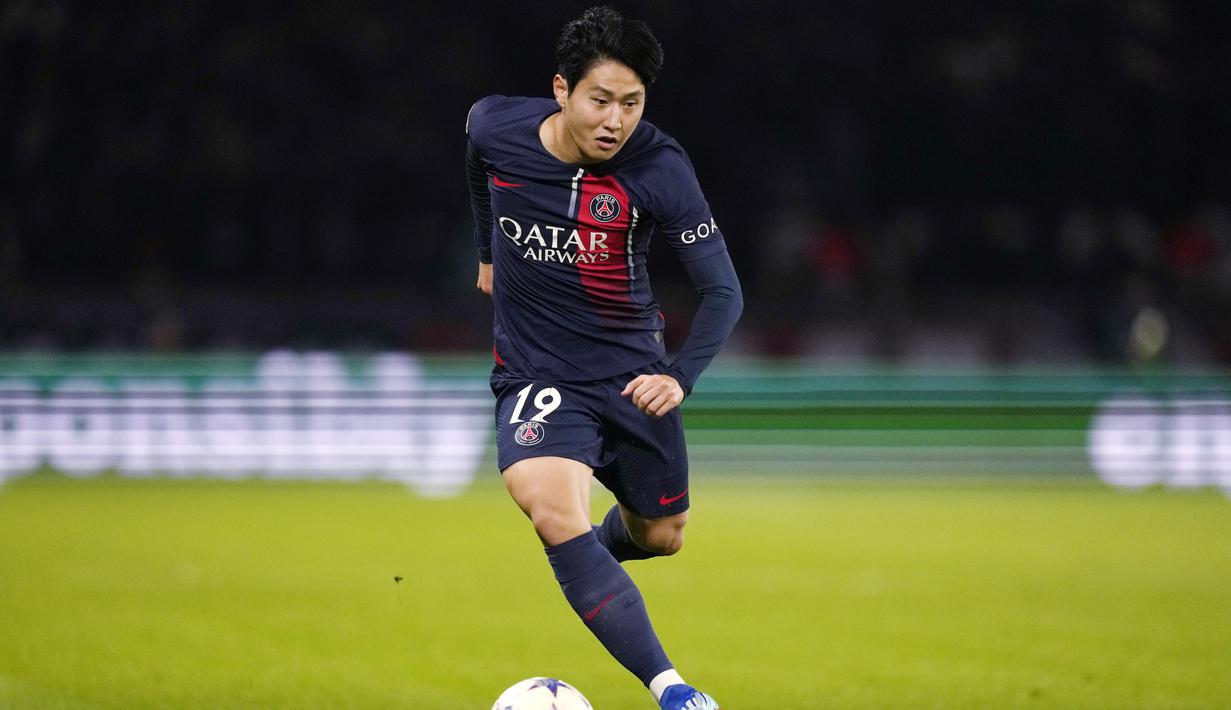 Pemain Paris Saint-Germain (PSG), Lee Kang-in, saat melawan AC Milan pada laga Liga Champions di Stadion Parc de Princes, Paris, Kamis (26/10/2023). (AP Photo/Thibault Camus)
