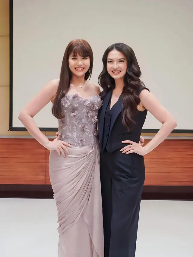 Raline Shah tampil elegan saat menjadi pembicara di Miss Universe 2025 Boot Camp. [@margenie_mg]