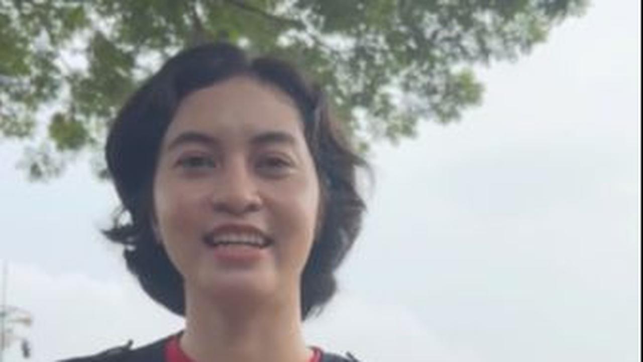 Dalam video, sosok cantik dokpol Anggun awalnya sedang berjalan. Dia kemudian dipanggil sang komandan. Dia lantas melaporkan kepada komandan bahwa kesehatan seluruh taruna sehat dan prima.<br>
