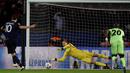Striker PSG, Zlatan Ibrahimovic, gagal mencetak gol melalui penalti ke gawang Manchester City pada leg pertama perempat final Liga Champions di Stadion Parc des Princes, Paris, Kamis (7/4/2016) dini hari WIB. (AFP/Miguel Medina)
