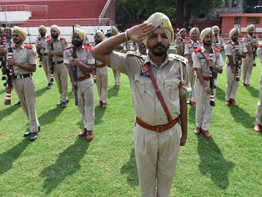 Personel Polisi Punjab mengambil bagian dalam latihan menjelang perayaan Hari Kemerdekaan India ke-75, di Stadion Guru Nanak di Amritsar (12/8/2021). India memperingati Kemerdekaannya pada tahun 1947 dari pemerintahan kolonial Inggris, pada 15 Agustus. (AFP/Narinder)