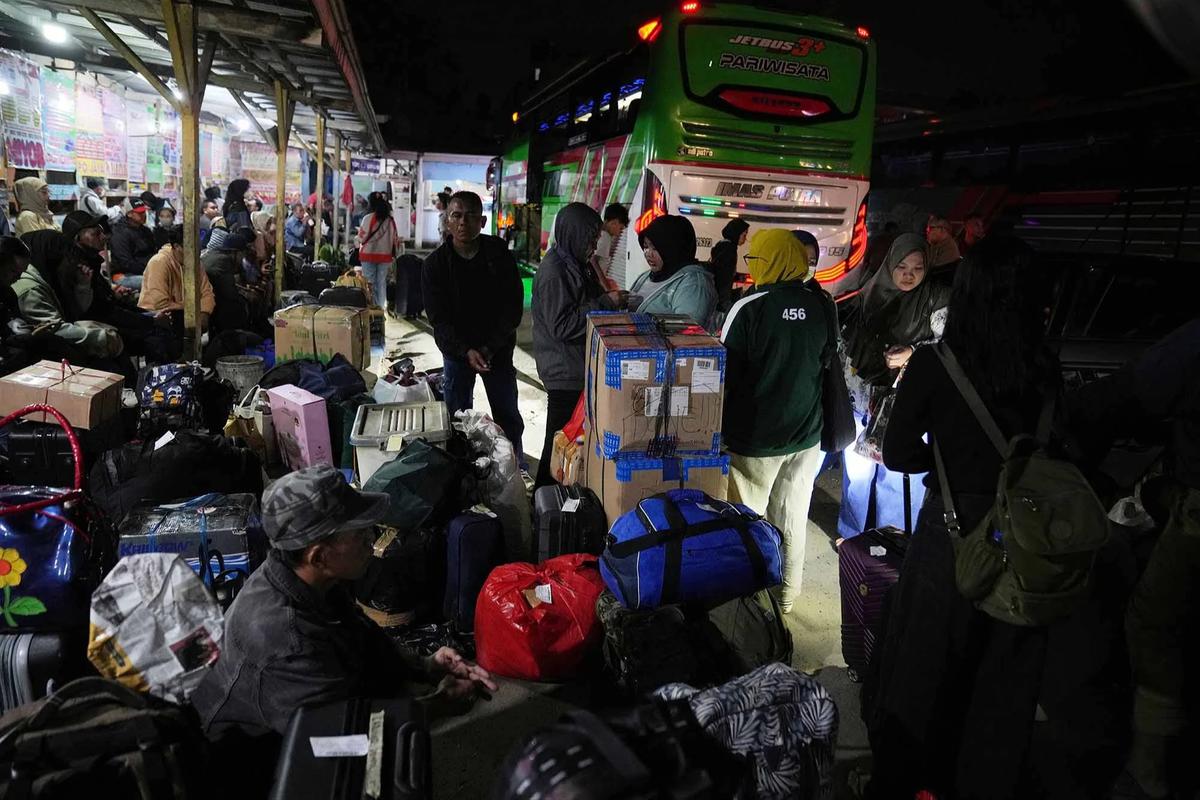 FOTO: Pemudik Mulai Padati Agen Bus Jelang Puncak Arus Mudik Lebaran