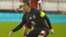 Pemain Kroasia Luka Modric mengontrol bola saat melawan Rusia pada pertandingan sepak bola kualifikasi Grup H Piala Dunia 2022 di Stadion Poljud, Split, Kroasia, 14 November 2021. Kroasia menang 1-0. (AP Photo/Darko Bandic)