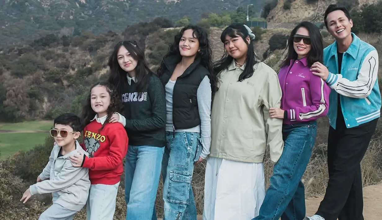 Ussy Sulistiawaty dan Andhika Pratama mengawali tahun 2025 dengan liburan ke Amerika Serikat bersama kelima anak mereka. Meski Ussy masih dalam suasana duka atas kepergian ibunda tercinta, perjalanan ini tetap menjadi momen istimewa bagi keluarga mereka. (Liputan6.com/IG/@ussypratama)