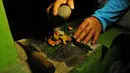 Istri Mbah Slamet Samuri sedang menyiapkan 'sesambetan' yang terdiri dari bawang merah, jahe, bangle, kunyit, kencur dan dringo, Senin (05/05/14). (Liputan6.com/Andrian M Tunay)
