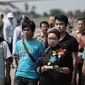 Lambaian tangan dan senyum terkembang dari wajah 4 WNI yang tiba sekitar pukul 10.24 WIB di Base Ops Lanud Halim Perdanakusuma, Jakarta. (Faizal Fanani/Liputan6.com)