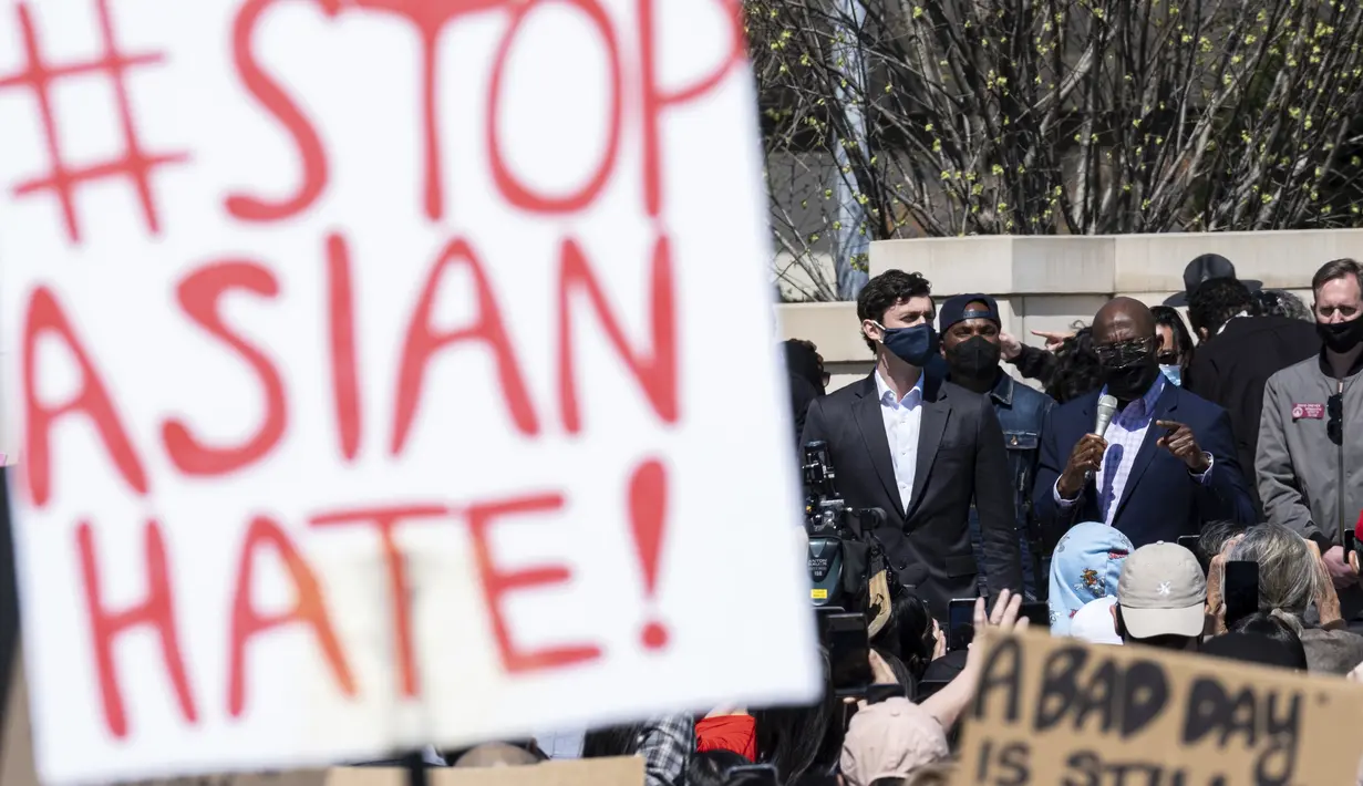 Senator AS Jon Ossoff dan Raphael Warnock, berbicara saat unjuk rasa "Stop Asian Hate" di luar Gedung Kongres Georgia di Atlanta, Sabtu (20/3/2021). Ratusan demonstran mendukung komunitas Asia-Amerika setelah penembakan tempat spa yang yang menewaskan di antaranya 6 wanita Asia. (AP Photo/Ben Gray)
