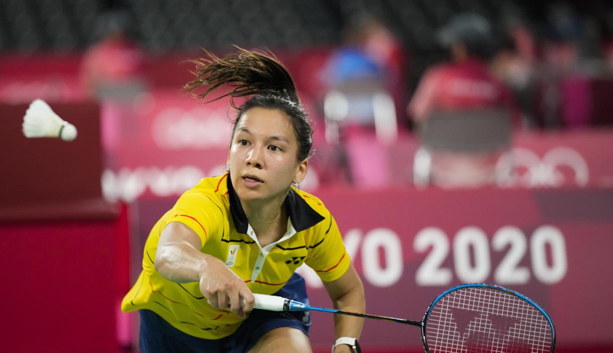 Tunggal putri Belgia, Lianne Tan berusaha mengembalikan pukulan Gregoria Mariska dari Indonesia dalam pertandingan penyisihan Grup M cabang bulu tangkis Olimpiade Tokyo 2020 di Musashino Forest Sports Plaza, Tokyo, Rabu (28/7/2021). Mariska menang 21-11 dan 21-17. (AP Photo/Dita Alangkara)
