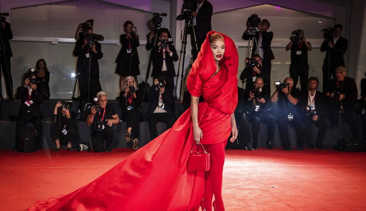 Tessa Thompson dalam Venice Film Festival 2022. (Foto: Vianney Le Caer/Invision/AP)