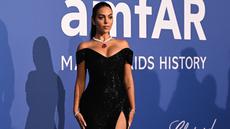 Kekasih Cristiano Ronaldo itu memamerkan belahan dadanya di bagian atas gaun bergaya Basque-nya, yang menampilkan tali off-shoulder yang cantik. (Patricia DE MELO MOREIRA / AFP)