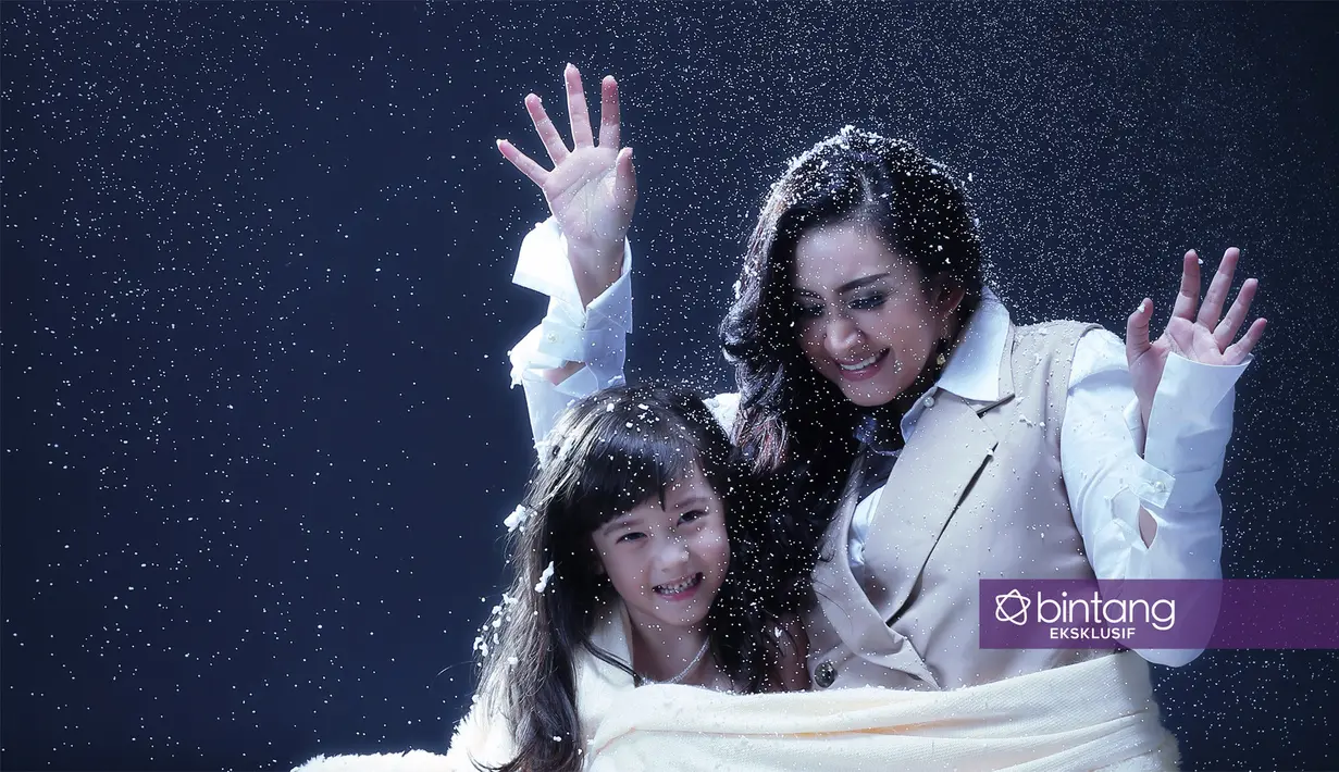 Tujuh tahun vakum dari dunia musik. Perasaan grogi dirasakan saat kembali menekuni dunia tarik suara. Seperti diketahui, Nafa Urbach terakhir merilis single pada 2010 silam. Selain music, juga main sinetron. (Bambang E. Ros/Bintang.com)