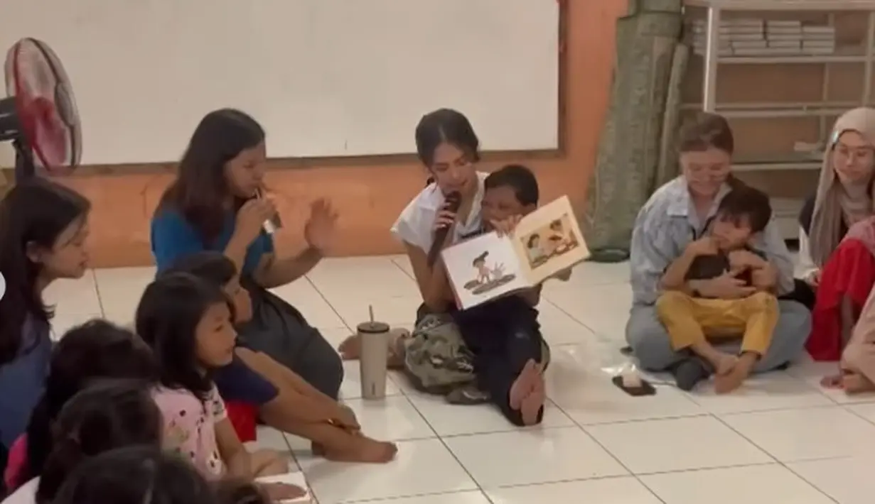 Meski demikian, Maudy Ayunda tunjukkan pesona keibuannya saat membacakan cerita untuk anak-anak [@maudyayunda]