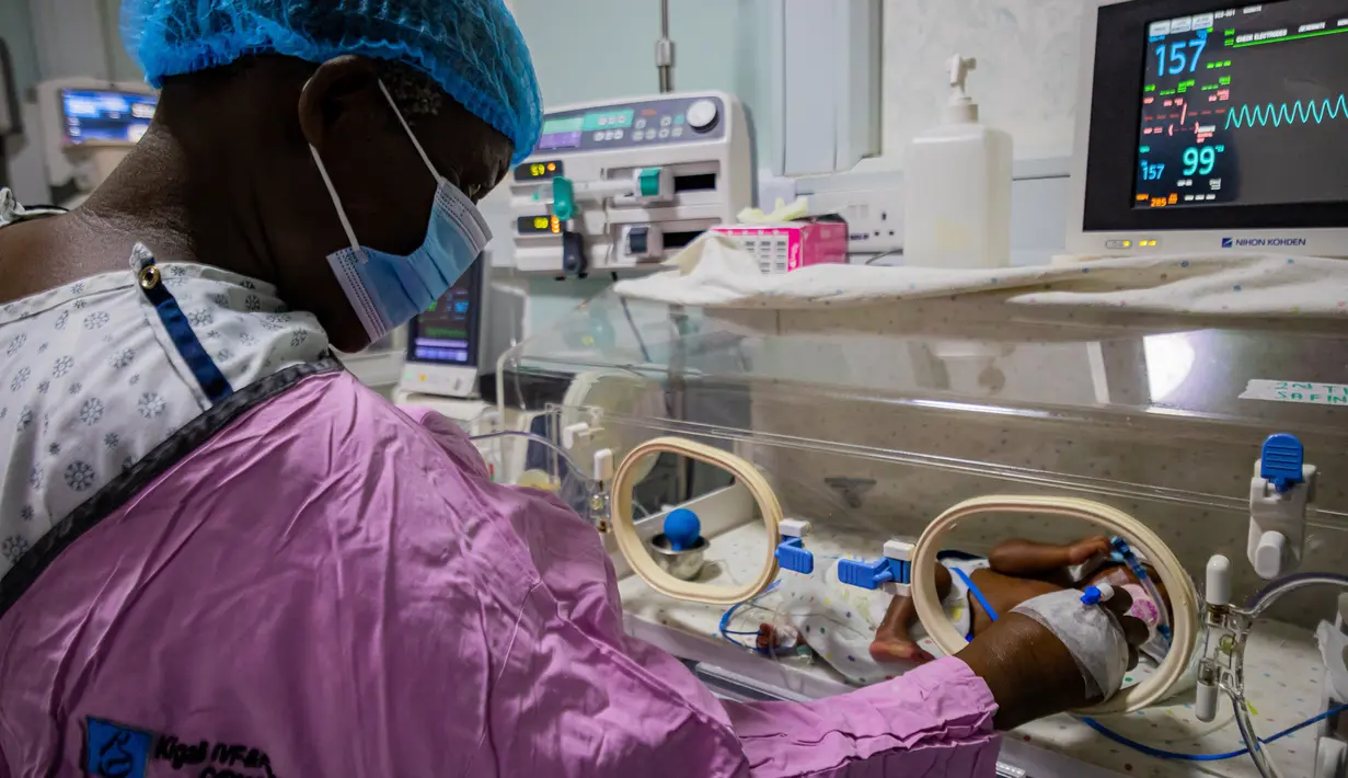 Sang ibu menggunakan sel telur donor dan sperma dari pasangannya untuk prosedur fertilisasi in-vitro (bayi tabung).  (BADRU KATUMBA / AFP)