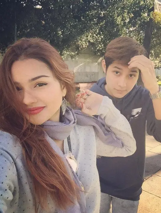 Sejak 2013, ayah Rassya resmi menikah dengan Nurah Syahfirah yang kemudian menjadi ibu sambungnya. (Sumber: Instagram/@nourahsheivirah)