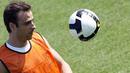 Aksi striker Manchester United, Dimitar Berbatov saat sesi latihan di Doha, Qatar, 12 Januari 2010. AFP PHOTO / KARIM JAAFAR 