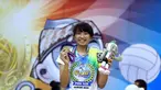 Pevoli putri Jawa Barat, Yolla Yuliana saat menerima medali emas PON XIX usai mengalahkanJawa Timur di Gelora Sabilulungan Si Jalak Harupat, Kab Bandung, Rabu (28/9). Jawa Barat unggul tiga set 25-16, 25-17, 25-21. (Liputan6.com/Helmi Fithriansyah)