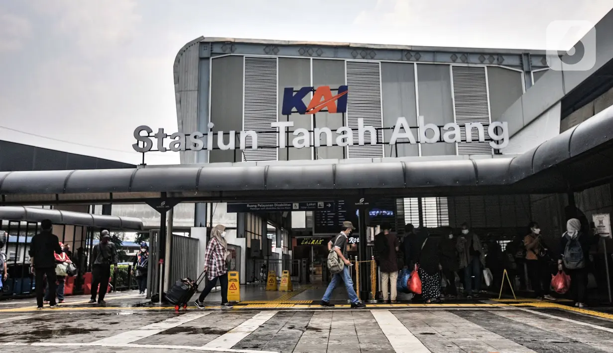 Calon penumpang antre memasuki Stasiun Tanah Abang, Jakarta, Kamis (21/10/2021). Pemprov DKI Jakarta memberlakukan jam operasional seluruh moda transportasi umum mulai pukul 05.00 - 21.30 WIB, namun dengan tetap mematuhi protokol kesehatan. (merdeka.com/Iqbal S. Nugroho)