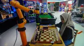 Pengunjung bermain catur melawan robot di Robopark Indonesia, Pluit Village Mall, Jakarta, Selasa (25/06/2024). (merdeka.com/Arie Basuki)