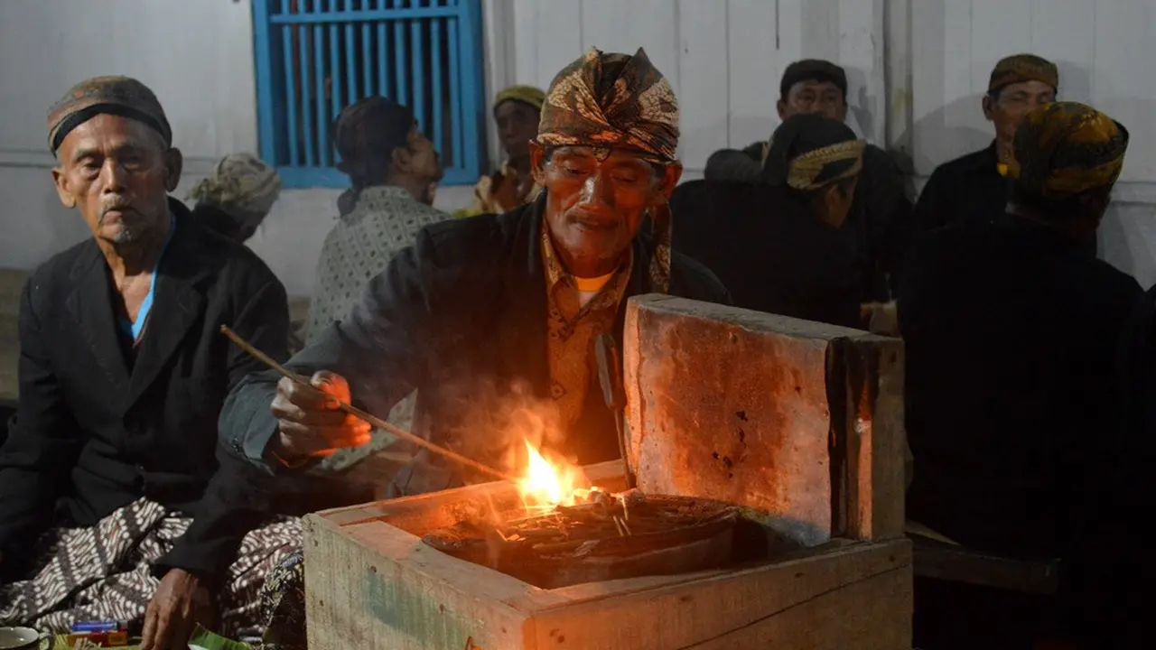 Ritual Muji Kamis Wage malam Jumat Kliwon di Pasemuan Lor, Desa Kalikudi, Adipala, Cilacap, Jawa Tengah. (Foto: Liputan6.com/Muhamad Ridlo)