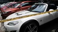 Mobil sport Mazda MX-5 hasil penyitaan barang dari kasus dugaan penipuan, penggelapan dan TPPU Pandawa Group di Polda Metro, Jakarta, Kamis (9/3). Polda Metro Jaya menyita 22 unit mobil, 20 unit motor bos Pandawa Group. (Liputan6.com/Yoppy Renato)