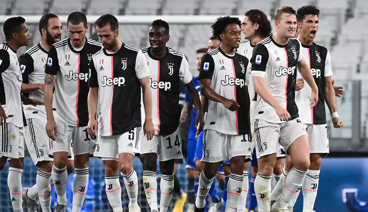 1. Juventus (kebobolan 0,82 gol per laga) - Juventus tercatat diperkuat dengan bek-bek tangguh serta kiper berkualitas. Juventus mampu menjadi tim dengan catatan kebobolan paling sedikit pada abad ke-21. (AFP/Marco Bertorello)
