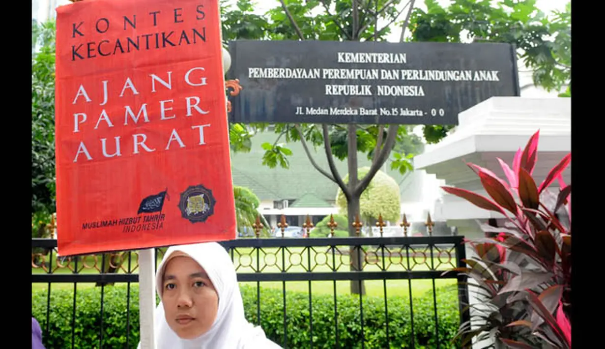Massa HTI membawa spanduk bertuliskan "Kontes Kecantikan Ajang Pamer Aurat" saat berunjuk rasa di depan kantor Kementerian Pemberdayaan Perempuan, Jakarta, Jumat (20/2/2015). (Liputan6.com/Herman Zakharia)