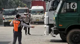 Puluhan petugas gabungan dari unsur Polisi Lalu Lintas dan Dinas Perhubungan Daerah Khusus Jakarta melakukan pengaturan lalu lintas untuk mengurai kemacetan panjang di sekitar Pelabuhan Tanjung Priok, Jakarta, Jumat 18 April 2025. (Liputan6.com/Angga Yuniar)