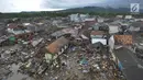 Pemandangan dari udara kawasan pemukiman nelayan di Kampung Sumur Pesisir, Pandeglang, Banten, Selasa (24/12). Kampung Sumur yang dihuni ratusan nelayan luluh lantak disapu tsunami. (Merdeka.com/Arie Basuki)