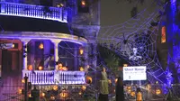 Para pejalan kaki mengamati "Rumah Hantu" (Ghost Manor) di New Orleans, Louisiana, 26 Oktober 2020. Untuk menyambut perayaan Halloween, sebuah rumah khusus di New Orleans disulap menjadi rumah hantu oleh pemiliknya. (Xinhua/Lan Wei)