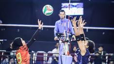 Pemain Petrokimia Gresik Pupuk Indonesia, Mediol Yoku mencoba menahan spike dari pemain TNI AU Electric pada Final Four Livoli Divisi Utama 2025 yang bertempat di GOR Ki Mageti, Magetan Rabu (15/10/2025).