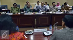 Ketua MPR Zulkifli Hasan (kedua kanan) memberikan tanggapan saat rapat dengan Pimpinan DPD di Kompleks Parlemen Senayan, Jakarta, Selasa (27/9). DPD meminta MPR untuk menguatkan peran DPD. (Liputan6.com/Johan Tallo)