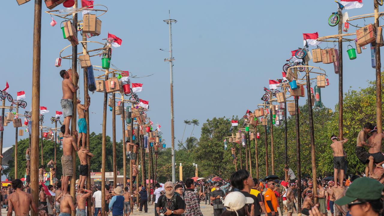 Panjat Pinang Meriahkan HUT ke-81 RI di Ancol