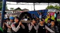 Kedatangan keranda jenazah Indrayani (33) korban razia berdarah di Lubuk Linggau disambut gema takbir (Liputan6.com/Yuliardi Hardjo)
