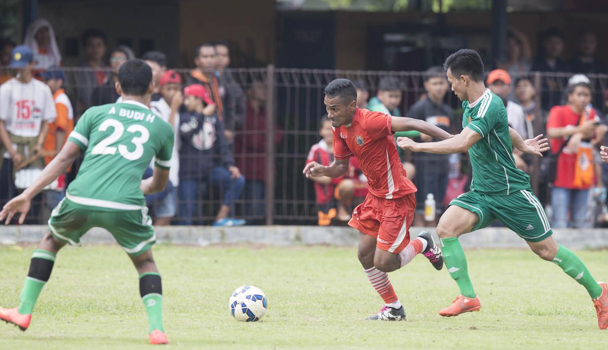 Dengan mengandalkan kecepatan gelandang Persija, Ramdani Lestaluhu, berusaha membongkar pertahanan PS AD pada laga uji coba di Lapangan Villa 2000, Tangerang, Jumat (4/3/2016). (Bola.com/Vitalis Yogi Trisna)