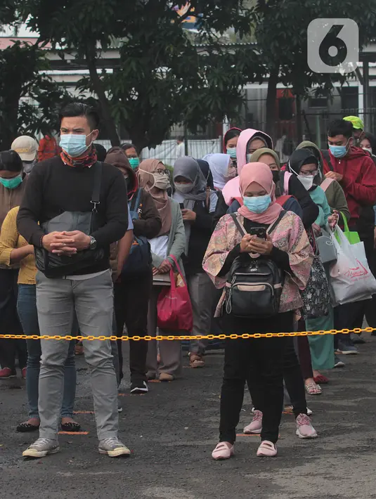 Calon penumpang KRL antre untuk masuk ke dalam Stasiun Bekasi, Jawa Barat, Senin (1/2/2021). Para penumpang mengantre dengan tertib dan jaga jarak. (Liputan6.com/Herman Zakharia)