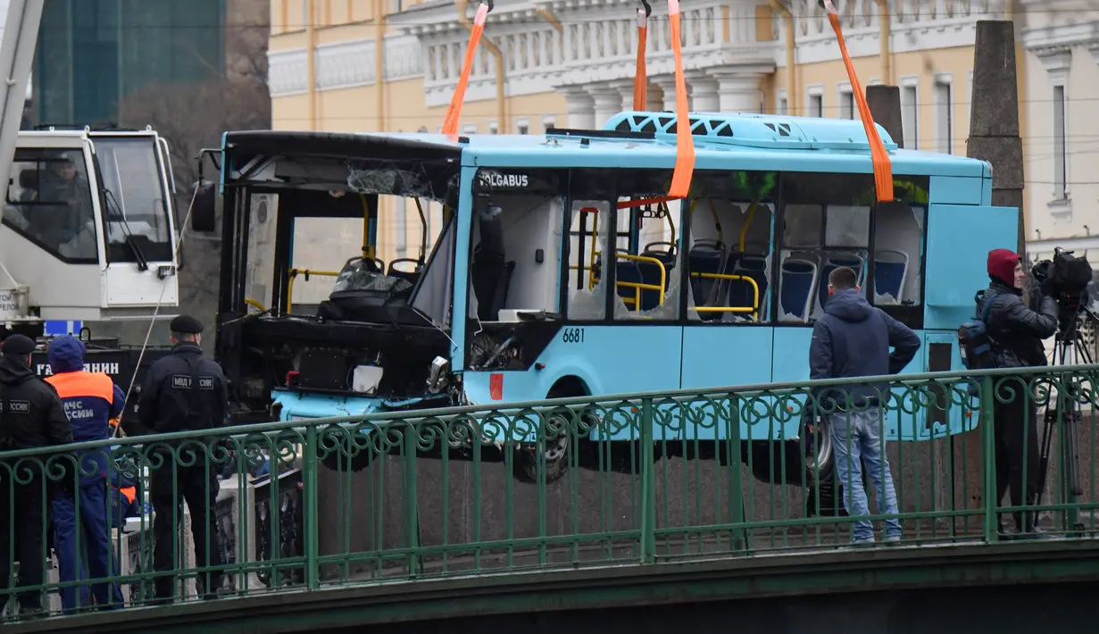 Sebuah video pengawasan yang dirilis oleh media Rusia menunjukkan bus melaju dengan cepat, berbelok tajam ke jembatan dan bertabrakan dengan kendaraan lain sebelum menerobos pembatas dan jatuh ke dalam air. (Olga MALTSEVA / AFP)