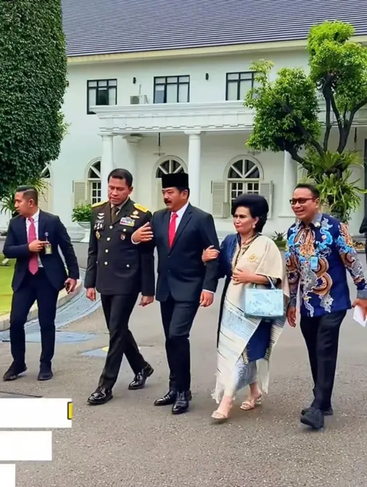 Serta dipermanis dengan handbag warna biru muda cerah. [Foto: Instagram/hadi.tjahjanto]