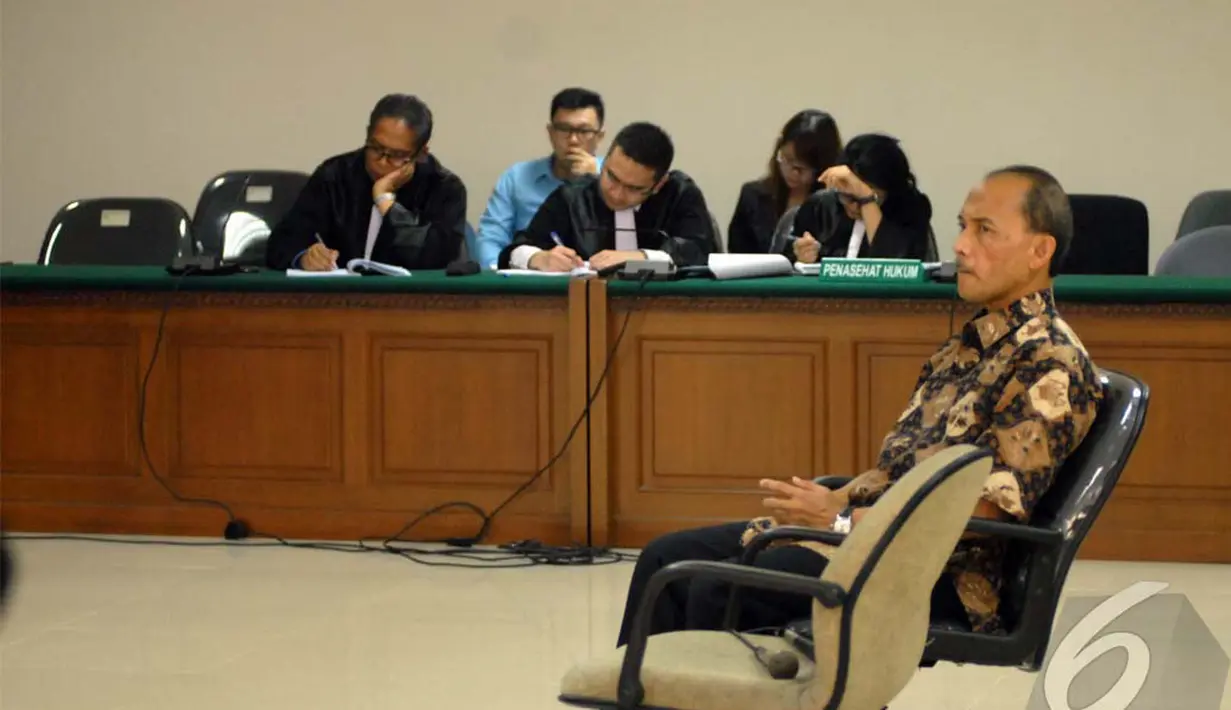 Dalam kasus ini, Budi selaku Deputi Gubernur Bidang 4 Pengelolaan Moneter, Devisa, dan KPw, didakwa memperkaya diri sendiri sebesar Rp 1 miliar dari Robert Tantular, mantan pemilik Bank Century (Liputan6.com/Miftahul Hayat) 