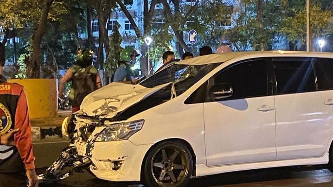Kecelakaan, sebuah mobil Innova menabrak pemotor berbonceng 3 di Jalan Benyamin Sueb, Kemayoran.
