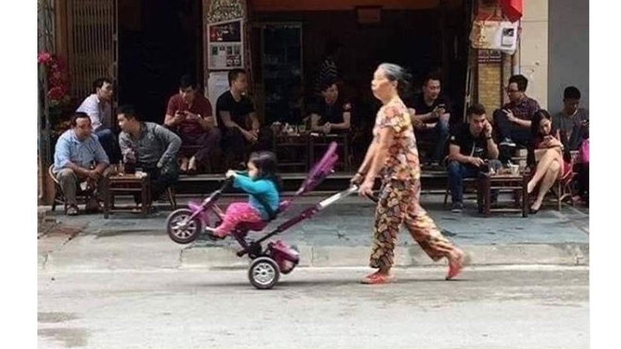 6 Kelakuan Kocak Ibu-Ibu Terlalu Santai Asuh Anak Ini Bikin Geregetan