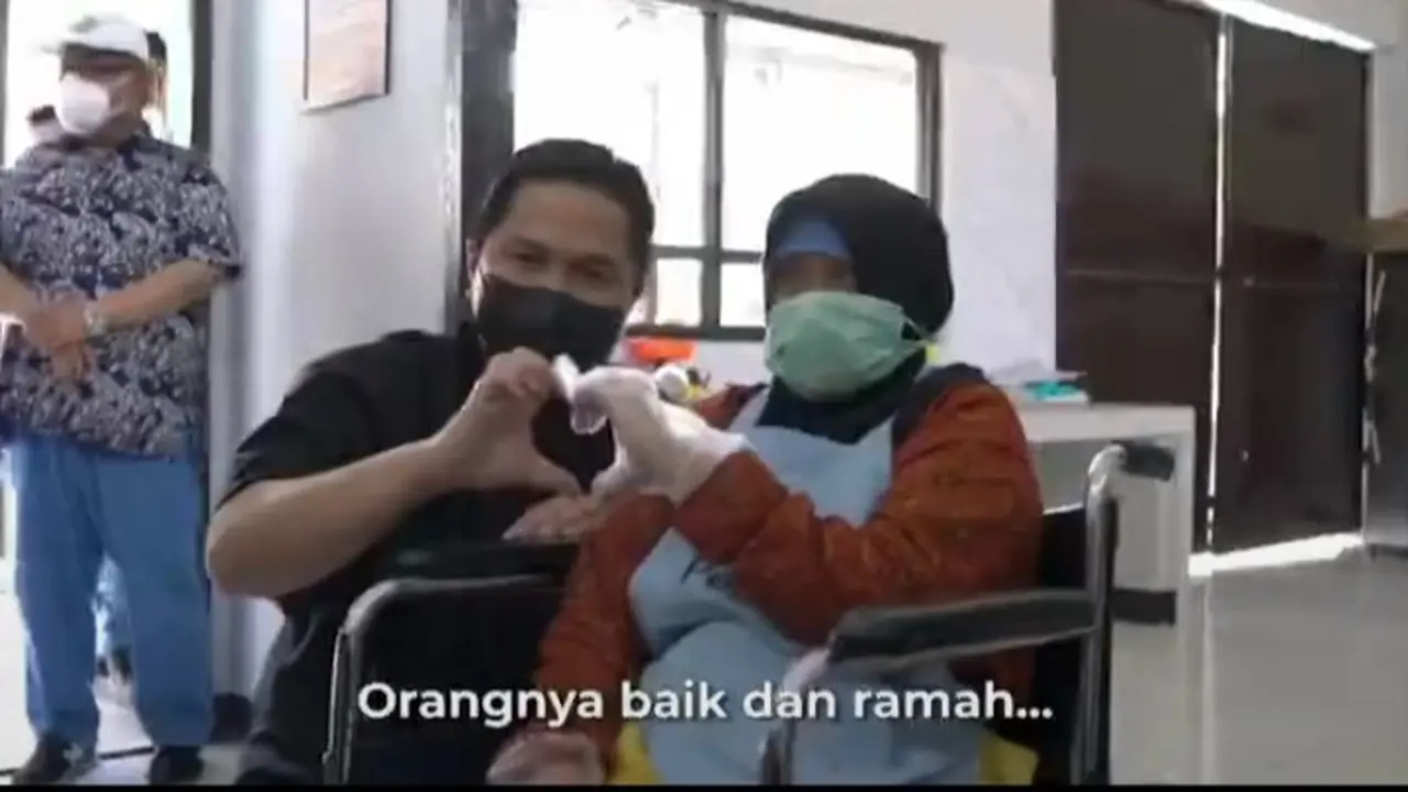 Video singkat unggah Menteri BUMN Erick Thohir dibuka dengan interaksinya dengan salah satu teman disabilitas.