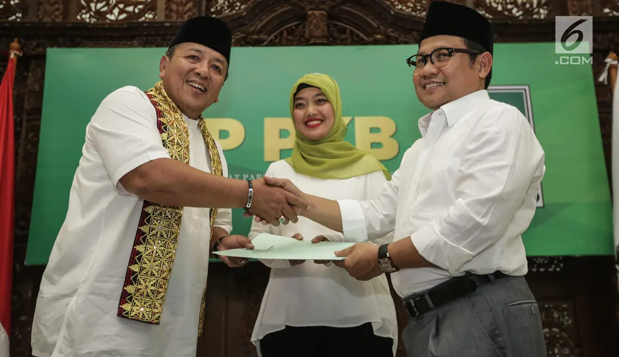 Ketum PKB, Muhaimin Iskandar (kanan) menyerahkan surat dukungan untuk pasangan Cagub-Cawagub dalam Pilkada Lampung 2018 Arinal Djunaidi (kiri) dan Chusnunia Chalim di Gedung DPP PKB, Jakarta, Rabu (20/12). (Liputan6.com/Faizal Fanani)