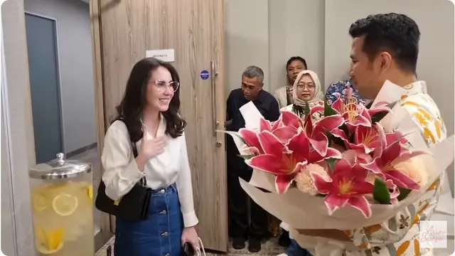 6 Potret Kejutan Ultah Arumi Bachsin ke-31 dari Emil Dardak, Boneka Raksasa