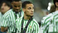 Ekspresi kecewa ditunjukkan pemain Real Betis, Antony setelah timnya gagal menjuarai UEFA Conference League akibat kalah dari Chelsea dalam laga final yang berlangsung di Tarczynski Arena, Wroclaw, Polandia, Kamis (29/05/2025) dini hari WIB. (AP Photo/Petr David Josek)